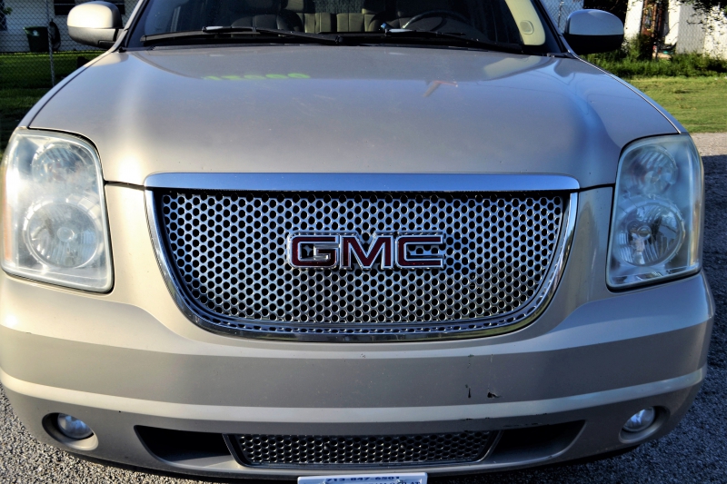 automobile-CAGNES SUR MER-min_gmc-yukon-truck-grill-2828425